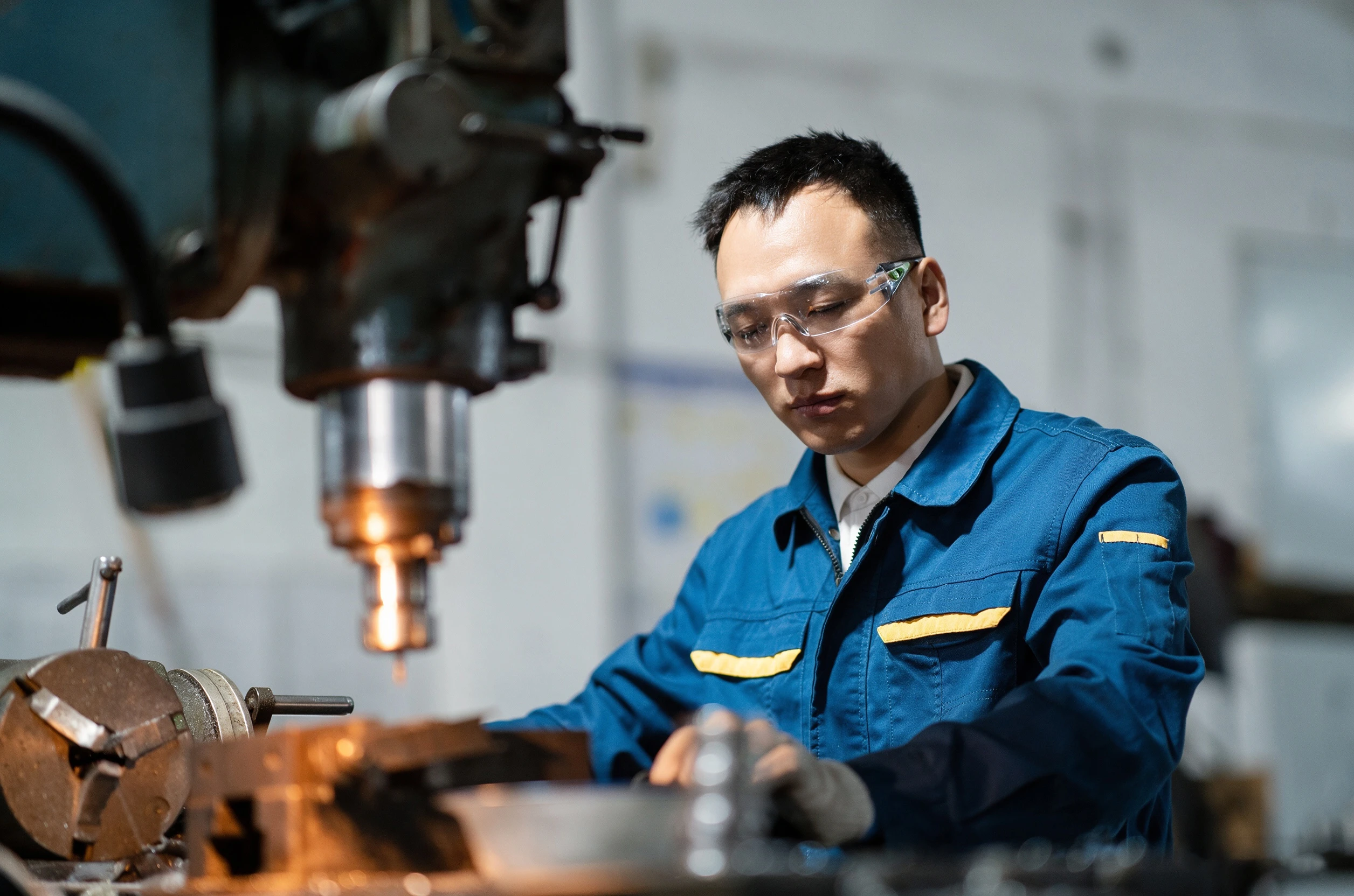 Ingeniero que opera equipos de producci&oacute;n de pellets