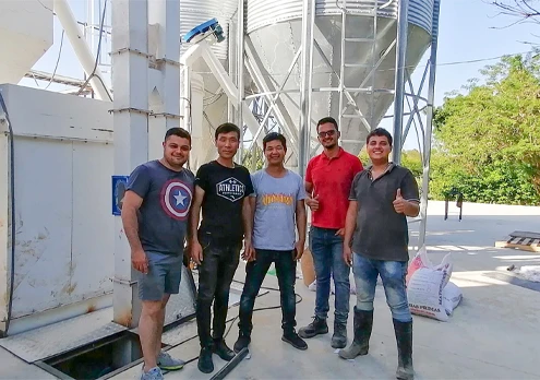 Ingenieros que instalan una l&iacute;nea de producci&oacute;n en el extranjero