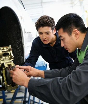 Ingeniero explicando el equipo al cliente